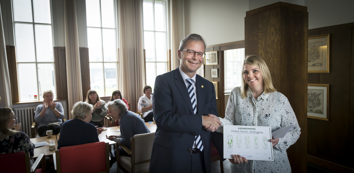 Hólmfríður Þorsteinsdóttir, sérfræðingur á sjálfbærnisviði Umhverfisstofnunar afhenti rektor viðurkenninguna í Bókastofu Aðalbyggingar. Hólmfríður Þorsteinsdóttir, sérfræðingur á sjálfbærnisviði Umhverfisstofnunar afhenti rektor viðurkenninguna í Bókastofu Aðalbyggingar.