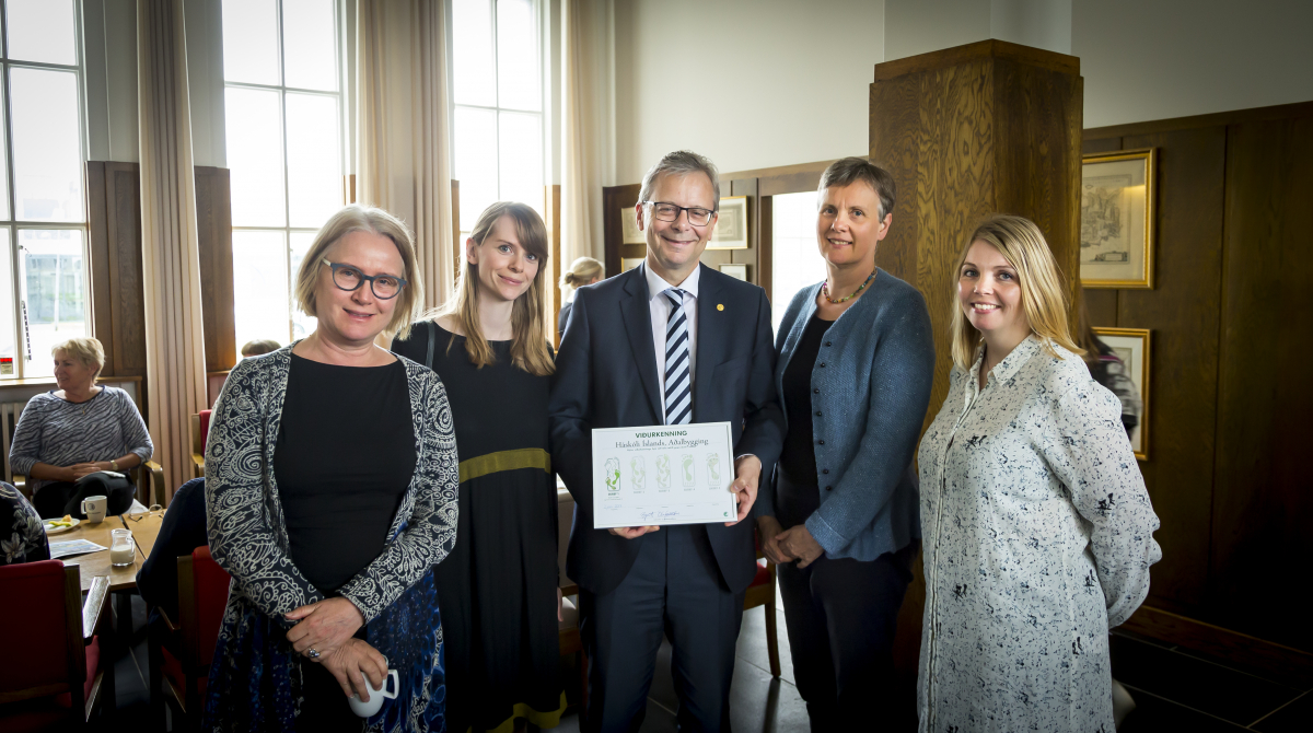 Frá vinstri: Sigurlaug I. Lövdahl, skrifstofustjóri framkvæmda- og tæknisviðs, Þorbjörg S. Bakke, verkefnisstjóri umhverfismála á framkvæmda- og tæknisviði, Jón Atli Benediktsson, rektor Háskóla Íslands, Gunnlaug H. Einarsdóttir, sviðsstjóri sjálfbærnisviðs Umhverfisstofnunar og Hólmfríður Þorsteinsdóttir, sérfræðingur á sjálfbærnisviði Umhverfisstofnunar. Frá vinstri: Sigurlaug I. Lövdahl, skrifstofustjóri framkvæmda- og tæknisviðs, Þorbjörg S. Bakke, verkefnisstjóri umhverfismála á framkvæmda- og tæknisviði, Jón Atli Benediktsson, rektor Háskóla Íslands, Gunnlaug H. Einarsdóttir, sviðsstjóri sjálfbærnisviðs Umhverfisstofnunar og Hólmfríður Þorsteinsdóttir, sérfræðingur á sjálfbærnisviði Umhverfisstofnunar.
