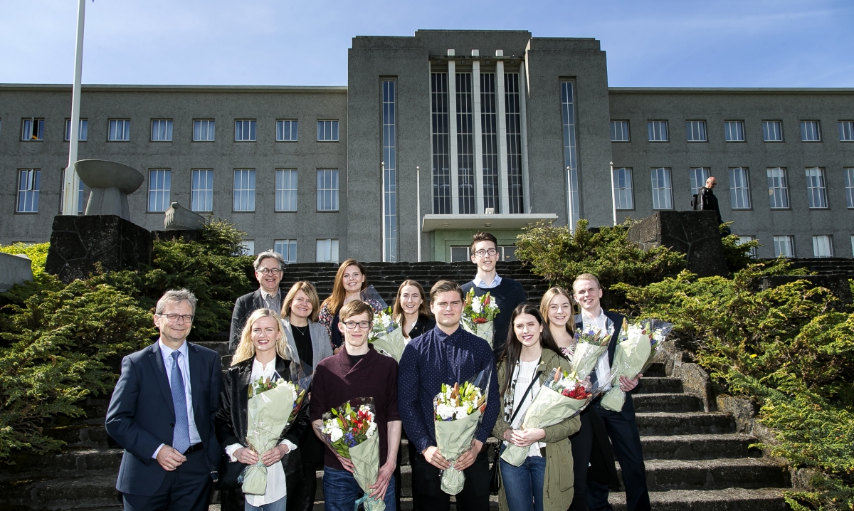 Níu manna hópur er á leið til Stanford í sumarnám en hann heimsótti rektorsskrifstofu á dögunum. Hér er hópurinn ásamt Jóni Atla Benediktssyni, rektor Háskóla Íslands, Friðriku Harðardóttur, forstöðumanni Skrifstofu alþjóðasamskipta og Pétri Ástvaldssyni, verkefnisstjóra við Miðstöð framhaldsnáms Níu manna hópur er á leið til Stanford í sumarnám en hann heimsótti rektorsskrifstofu á dögunum. Hér er hópurinn ásamt Jóni Atla Benediktssyni, rektor Háskóla Íslands, Friðriku Harðardóttur, forstöðumanni Skrifstofu alþjóðasamskipta og Pétri Ástvaldssyni, verkefnisstjóra við Miðstöð framhaldsnáms