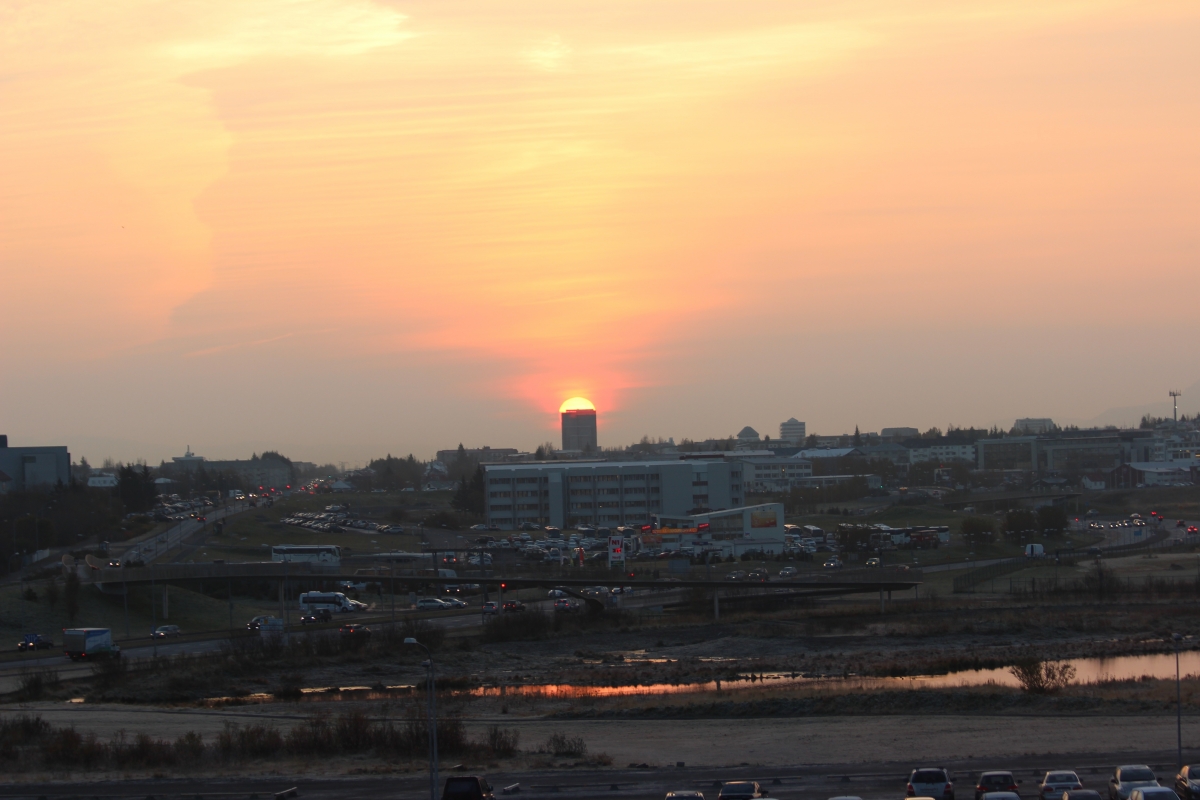 Í skýrslu Hagfræðistofnunar er farið' fir ólíka valkosti um smíði nýs húsnæðis fyrir Landspítala - háskólasjúkrahús og voru þeir bornir saman við þann kost að halda nýbyggingum í lágmarki. Landspítali