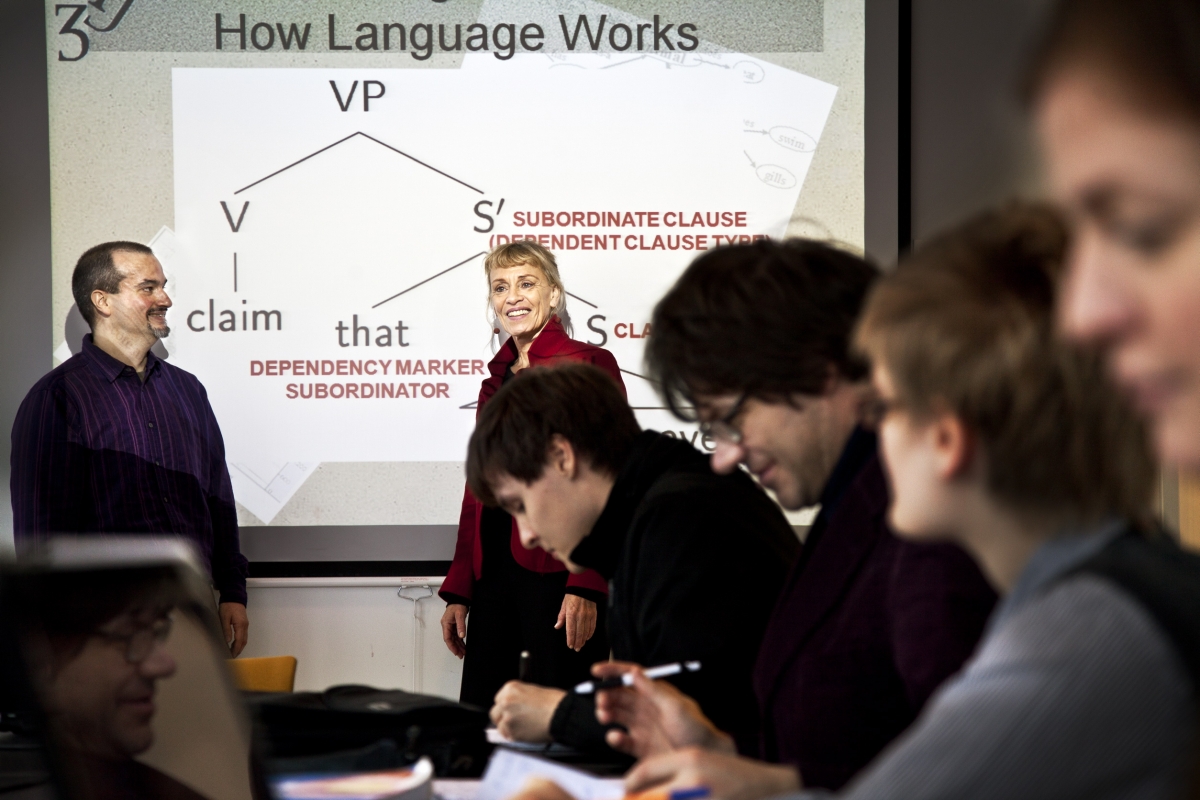 Rannsóknir í sögulegri setningarfræði snúast ekki aðeins um fjarlæga fortíð heldur breytingar í samtímanum. Rannsóknir í sögulegri setningarfræði snúast ekki aðeins um fjarlæga fortíð heldur breytingar í samtímanum.