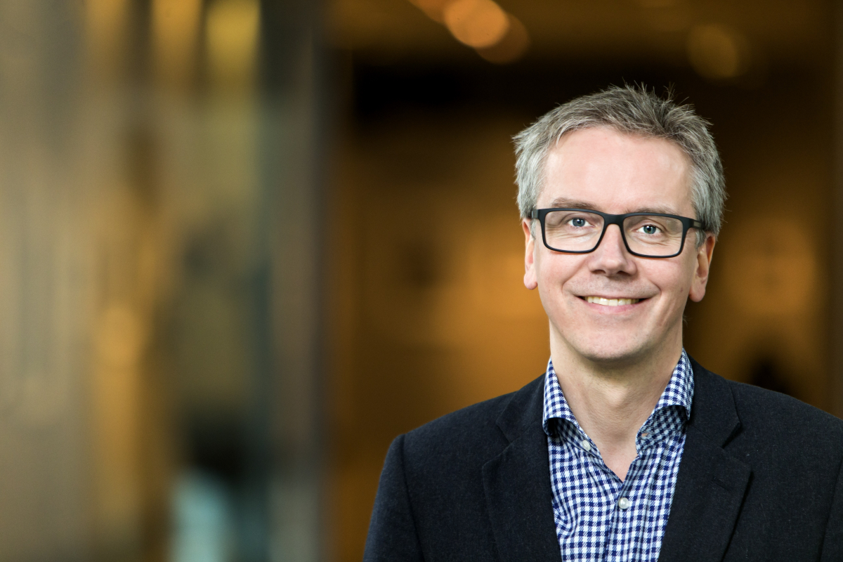 „Þessi styrkur er gríðarlega mikilvægur fyrir okkur sem stöndum að Blóðskimun til bjargar. Í fyrsta lagi er þetta mikil viðurkenning á þeim rannsóknum sem við höfum verið að gera hingað til en einnig er styrkur frá Evrópska rannsóknarráðinu einhver mesti gæðastimpill sem hægt er að fá fyrir vísindastörf og rannsóknarhugmyndir. Með þessum styrk getum við gert enn betur en upphaflega var stefnt að. Við getum ráðið fleiri vísindamenn að verkefninu, til dæmis munum við ráða doktorsnema, hjúkrunarfræðinga og líffræðinga,“ segir Sigurður Yngvi Kristinsson, prófessor við Læknadeild, um styrkinn frá Evrópska rannsóknaráðinu. Sigurður Yngvi Kristinsson, prófessor við Læknadeild