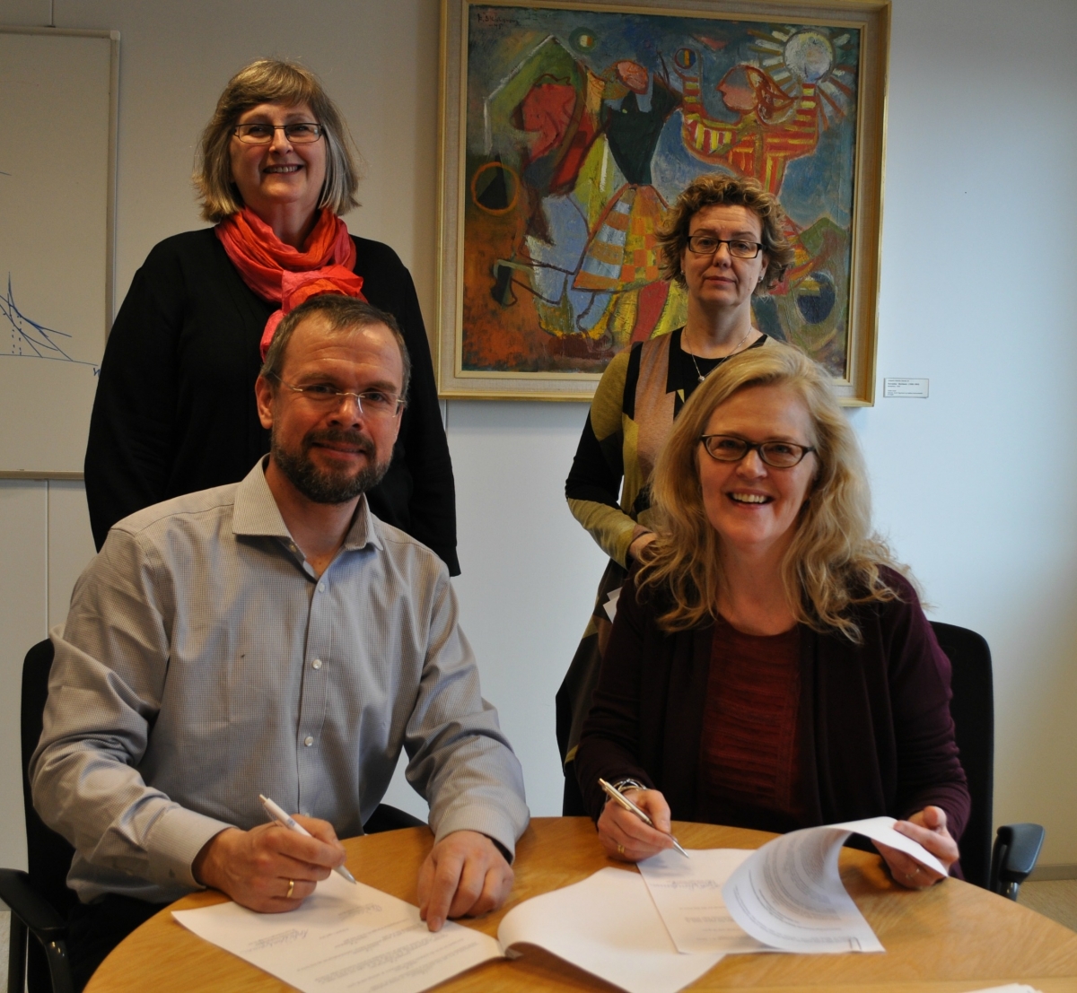 Frá undirrituninni 1. apríl. Daði Már Kristófersson, forseti Félagsvísindasviðs, fyrir hönd HÍ og Eydís Kristín Sveinbjarnardóttir, forseti Heilbrigðisvísindasviðs HA, fyrir hönd HA ásamt Sigurveigu Sigurðardóttur, deildarforseta Félagsráðgjafardeildar, og Steinunni Hrafnsdóttur, varadeildarforseta Félagsráðgjafardeildar. Frá undirrituninni 1. apríl. Daði Már Kristófersson, forseti Félagsvísindasviðs, fyrir hönd HÍ og Eydís Kristín Sveinbjarnardóttir, forseti Heilbrigðisvísindasviðs HA, fyrir hönd HA ásamt Sigurveigu Sigurðardóttur, deildarforseta Félagsráðgjafardeildar og Steinunni Hrafnsdóttur, varadeildarforseta Félagsráðgjafardeildar.