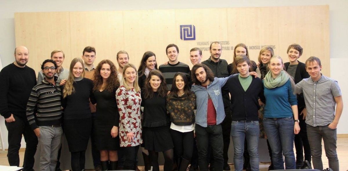 Nemendur í vetrarskólanum um smáríki 2016. Andri Yrkill er í aftari röð fyrir miðju, Dimitrios fjórði frá hægri í aftari röð og Vladyslav stendur lengst til hægri í fremri röðinni. Nemendur í vetrarskólanum um smáríki 2016. Andri Yrkill er í aftari röð fyrir miðju, Dimitrios fjórði frá hægri í aftari röð og Vladyslav stendur lengst til hægri í fremri röðinni.