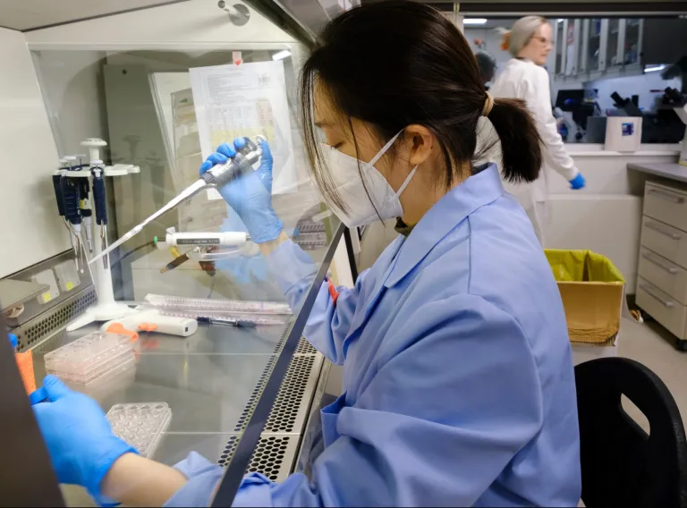 Woman working in a lab. 