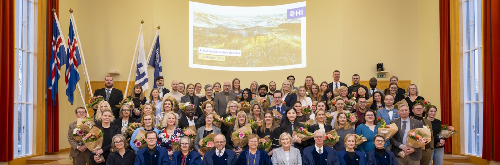 Doktorahópurinn sem sótti hátíðina í dag ásamt forseta Íslands, rektor, aðstoðarrektorum og forsetum fræðasviða. 