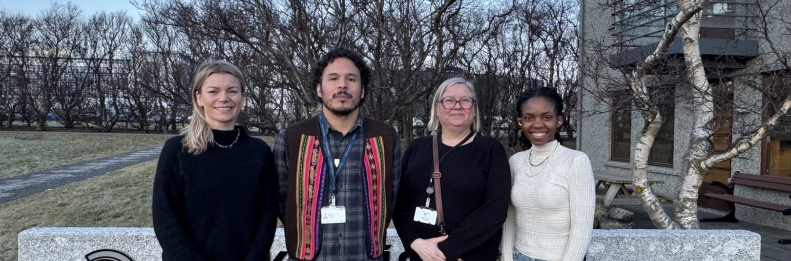 Fulltrúar þeirra aðila sem koma að verkefninu. Frá vinstri: Helga Geirsdóttir, verkefnisstjóri við Nemendaráðgjöf HÍ, Juan Camilo Roman Estrada, fjölmenningarfulltrúi og verkefnisstjóri Spretts; Belinda Karlsdóttir, verkefnisstjóri innflytjenda hjá Vinnumálastofnun og Cynthia Namugambe, aðstoðarkona í Spretti.