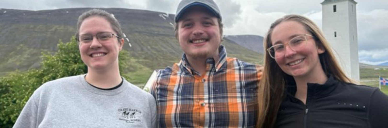 Þrír aðilar saman á mynd, Dylan er í miðjuni og Anja til hægri