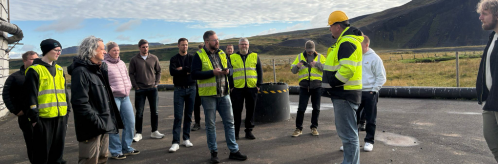 Hópur nemenda í vettvangsferð í fiskeldi