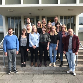 Sigríður Sigurjónsdóttir og Eiríkur Rögnvaldsson ásamt nokkrum nemendum sínum.