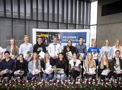 Styrkþegar Afreks- og hvatningarsjóðs stúdenta Háskóla Íslands og fulltrúar þeirra við athöfnina í dag ásamt stjórn sjóðsins og rektor Háskóla Íslands.