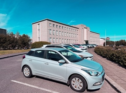 Bílar á bílastæði við Háskóla Íslands