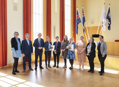 Frá úthlutun styrkja úr Íslenskusjóði.Jóhanna Einarsdóttir, prófessor við Menntavísindasvið sem jafnframt er formaður stjórnar, Samúel Lefever, dósent við Deild faggreinakennslu á Menntavísindasviði, Jón Atli Benediktsson, rektor Háskóla Íslands, Hermína Gunnþórsdóttir prófessor og Edda Óskarsdóttir, lektor við Menntavísindasvið Háskóla Íslands, Anna Katarzyna Wozniczka, doktorsnemi við Menntavísindasvið Háskóla Íslands og verkefnastjóri í málefnum flóttamanna hjá sveitarfélaginu Árborg, Aneta Figlarska, ke