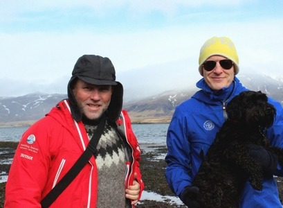 Páll Eysteinn Guðmundsson, framkvæmdastjóri FÍ,  í kræklingaferð ásamt Jóni Erni Guðbjartssyni sem stýrt hefur röðinni fyrir hönd Háskóla Íslands. Með þeim er hundurinn Krummi sem farið hefur í ófáar fróðleiksferðir. 