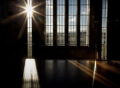 Horft út frá aðalbyggingu