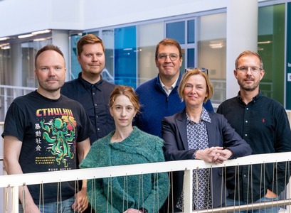 Á myndinni eru (frá vinstri til hægri): Hannes Högni Vilhjálmsson, prófessor við tölvunarfræðideild Háskólans í Reykjavík, Ívar Guðmundsson, rekstrarstjóri Vikonnekt, Caitlin Ricther, rannsóknarsérfræðingur við tölvunarfræðideild Háskólans í Reykjavík, Jón Guðnason, prófessor við verkfræðideild Háskólans í Reykjavík, Kolbrún Friðriksdóttir, lektor í annarsmálsfræðum við Íslensku- og menningardeild Háskóla Íslands, og Branislav Bédi, verkefnisstjóri á íslenskusviði Árnastofnunar