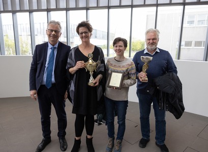 Þrír fulltrúar NordVulk – far and frequent, þau Rikke Pedersen, Rosemary Philippa Cole og Olgeir Sigmarsson tóku við verðlaunum úr hendi Jóns Atla Benediktssonar.