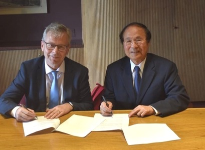 Jón Atli Benediktsson, rektor Háskóla Íslands, og Henry T. Yang, rektor UCSB, undirrita endurnýjaðan samstarfssamning milli skólanna.