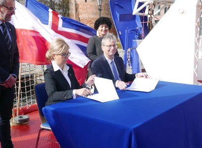 Aneta Oniszczuk-Jastrząbek, aðstoðarrektor upplýsingatækniþróunar og alþjóðatengsla við Háskólann í Gdansk, og Jón Atli Benediktsson, rektor Háskóla Íslands, undirrita samstarfssamning háskólanna tveggja að viðstaddri Lilju Alfreðsdóttur, mennta- og menningarmálaráðherra.