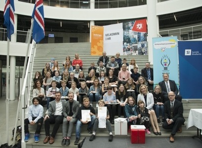 Verðlaunahafar í Nýsköpunarkeppni grunnskólanna ásamta fulltrúum aðstandenda keppninnar.