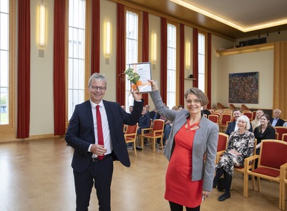 Halla Jónsdóttir, stofnandi og rannsókna- og þróunarstjóri Optitogs, tók við viðurkenningunni úr hendi Jóns Atla Benediktssonar, rektors Háskóla Íslands, í Hátíðasal Aðalbyggingar. MYND/Gunnar Sverrisson