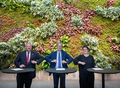 Eyjólfur Guðmundsson, rektor Háskólans á Akureyri, Jón Atli Benediktsson, rektor Háskóla Íslands, og Ingibjörg Sigurðardóttir, deildarstjóri ferðamáladeildar Háskólans á Hólum, „olnboga“ nýjan samstarfssamning um Rannsóknarmiðstöð ferðamála.