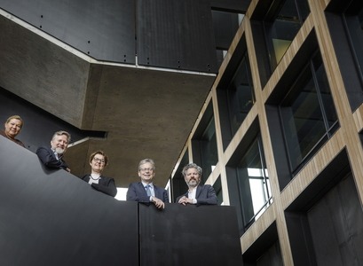 Aðstandendur samninganna þriggja sem undirritaðir voru í Grósku í dag. Frá vinstri: Pia Hansson, forstöðumaður Alþjóðamálastofnunar Háskóla Íslands, Helgi Grímsson, sviðsstjóri skóla- og frístundasviðs Reykjavíkurborgar, Kolbrún Pálsdóttir, forseti Menntavísindasviðs HÍ, Jón Atli Benediktsson, rektor HÍ, og Dagur B. Eggertsson borgarstjóri. MYND/Gunnar Sverrisson