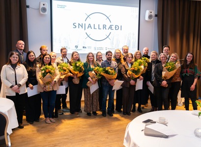 Teymin sem tóku þátt í Snjallræði í ár ásamt þjálfurum í hraðlinum.