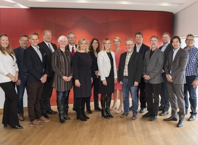 Fulltrúar samningaðila glaðbeittir að lokinni undirritun í Veröld - húsi Vigdísar í gær. MYND/Haraldur Guðjónsson