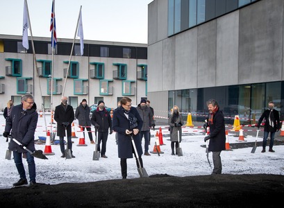 Þeir Jón Atli Benediktsson, rektor Háskóla Íslands, Róbert Wessman, stjórnarformaður Alvotech, og Dagur B. Eggertsson borgarstjóri tóku skóflustungu að nýrri viðbyggingu við hátæknisetur Alcotech í Vatnsmýri ásamt lykilstarfsmönnum í verkefninu. MYND/Kristinn Ingvarsson