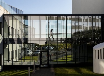 nemendi á gangi í tengibyggingu