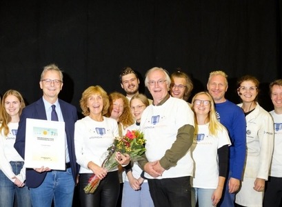 Á myndinni má sjá Jón Atla Benediktsson og Guðrúnu Bachmann, ásamt Ara Ólafssyni sem kom Vísindasmiðjunni upphaflega á fót, ásamt nokkrum starfsmönnum Vísindasmiðjunnar. Lengst til hægri er Hallgrímur Jónasson forstöðumaður Rannís, sem afhenti Vísindasmiðjunni viðurkenninguna.