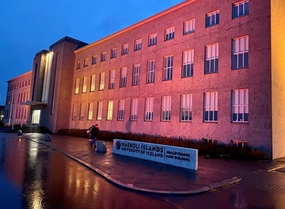 Aðalbygging fjólublá