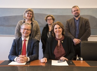 Fulltrúar Háskóla Íslands og Reykjavíkurborgar við undirritun samningsins. Efri röð frá vinstri. Sigurveig H. Sigurðardóttir, forseti Félagsráðgjafardeildar, Steinunn Hrafnsdóttir, varadeildarforseti Félagsráðgjafardeildar, og Daði Már Kristófersson, forseti Félagsvísindasviðs. Fremri röð frá vinstri: Jón Atli Benediktsson, rektor Háskóla Íslands, og Regína Ásvaldsdóttir, sviðsstjóri Velferðarssviðs Reykjavíkurborgar.