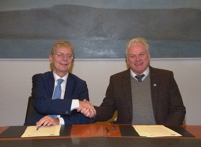 Jón Atli Benediktsson, rektor Háskóla Íslands, og Ágúst Sigurðsson, forstjóri Lands og skógar, handsala samstarfssamninginn.  