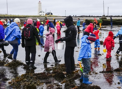 Fólk í fjörunni við Gróttu