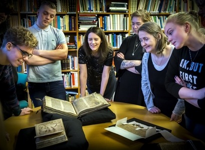 Nemendur og kennarar skoða handrit á Árnastofnun