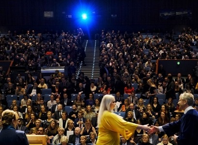 Rektor óskar kandítat til hamingju með brautskráninguna.