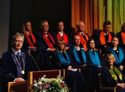 rektor flytur ræðu sína á brautskráningu