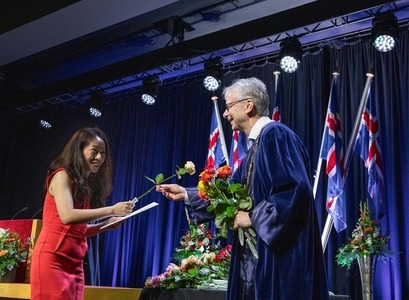 Rektor afhendir kandídat rós