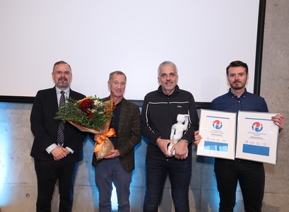 Stofnendur Hefring Marine, þeir Magnús Þór Jónsson, Björn Jónsson og Karl Birgi Björnsson, tóku við viðurkenningunni úr hendi Daða Más Kristóferssonar fjármála- og efnahagsráðherra á Nýsköpunarþingi. MYND/Rannís