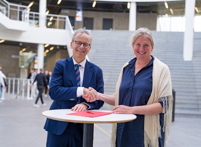 Jón Atli Benediktsson, rektor Háskóla Íslands, og Ragnhildur Helgadóttir, rektor Háskólans í Reykjavík, handsala samstarfssamninginn. 