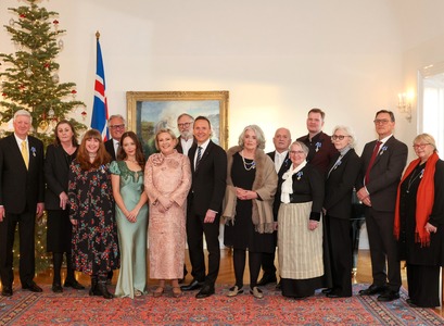 Handhafar fálkaorðunnar á nýársdag ásamt forsetahjónunum Höllu Tómasdóttur og Birni Skúlasyni. Guðrún er þriðja frá hægri og Pálmi fjórði frá vinstri en Kristján átti ekki heimangengt. M