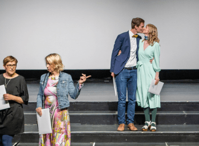 Fannar og Þorbjörg kyssast á sviði Háskólabíós