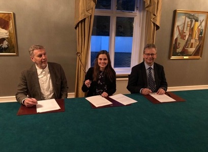 Vilhjálmur Árnason, stjórnarformaður Siðfræðistofnunar, Katrín Jakobsdóttir forsætisráðherra og Jón Atli Benediktsson, rektor Háskóla Íslands, undirrita samkomulagið.