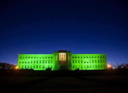 Aðalbygging HÍ í grænum litum