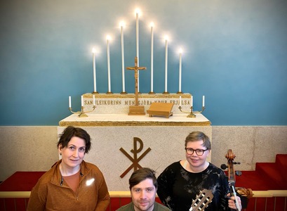 Blóðberg skipa Helga Aðalheiður Jónsdóttir, blokkflauta, Svanur Vilbergsson, gítar og Kristín Lárusdóttir, selló/víóla da gamba.