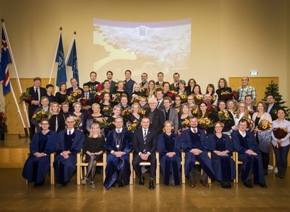 Nýju doktorarnir og fulltrúar þeirra ásamt forseta Íslands, rektor, aðstoðarrektorum og forsetum fræðasviða skólans. 