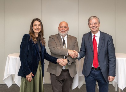 Hólmfríður Sveinsdóttir, Logi Einarsson og Jón Atli Benediktsson handsala samninginn í Sögu.