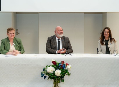 Silja Bára R. Ómarsdóttir, Logi Einarsson menningar-, nýsköpunar- og háskólaráðherra, og Hólmfríður Sveinsdóttir, rektor Háskólans á Hólum, undirrita samning um stofnun háskólasamstæðu Háskóla Íslands á Hólum í Hjaltadal í dag. 